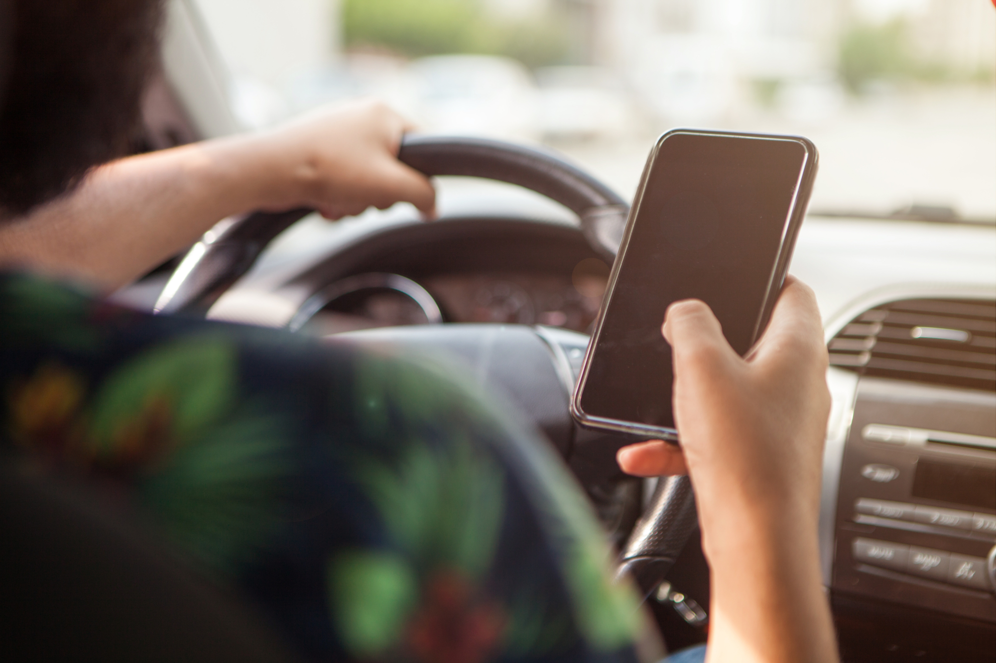 Etude Allianz France-CSA 2023 - Distractions au volant : près de 80% des automobilistes utilisent leur téléphone portable en conduisant