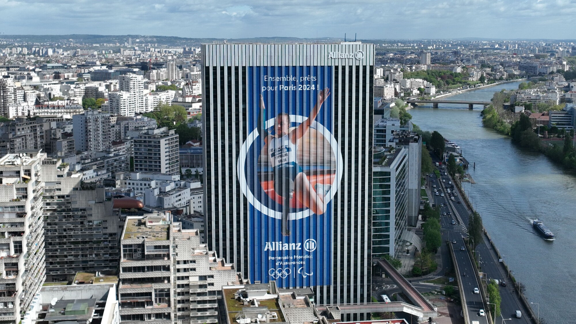  Allianz France dans les starting-blocks pour Paris 2024 avec un stickage exceptionnel sur sa Tour Neptune